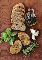 Brood, olie, rozemarijn, basilicum en knoflook.