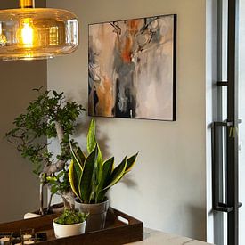 Klantfoto: Modern abstract schilderij in wit, zwart, oranje, blauw en groen van Studio Allee, als ArtFrame