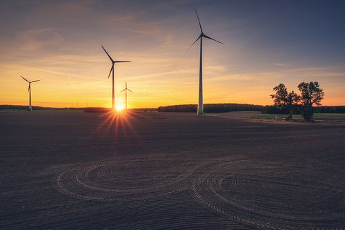 Windturbines in de zonsondergang