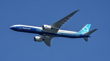 Flyby van een Boeing 777X testvliegtuig. van Jaap van den Berg