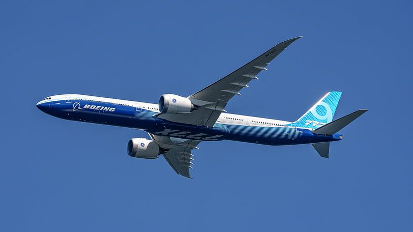 Flyby van een Boeing 777X testvliegtuig. van Jaap van den Berg