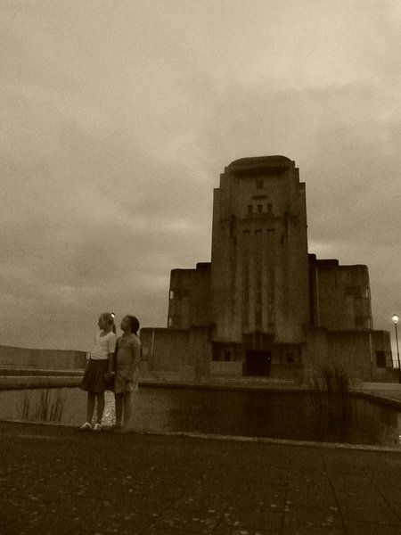 2 mensen die kijken naar de lucht bij Radio Kootwijk van Veluws