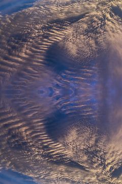 Bronskleurige wolken in de donkerblauwe lucht van Adriana Mueller