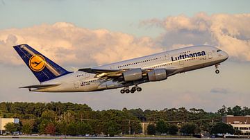 Take-off Lufthansa Airbus A380-800 passagiersvliegtuig. van Jaap van den Berg