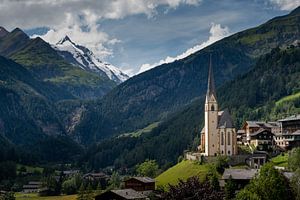 Die Pfarrkirche in Heiligenblut, Österreich von Melissa Peltenburg