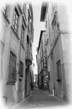 Rue italienne en noir et blanc à Lucca