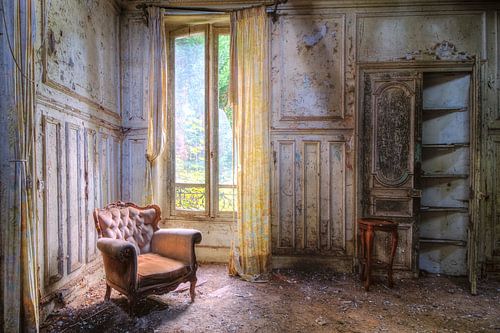 Chaise près de la fenêtre