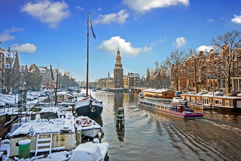 Besneeuwd Amsterdam met de Montelbaan toren in de winter van Eye on You
