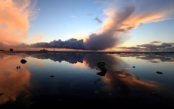 Ameland zeigt sich bei Sonnenuntergang von seiner schönsten Seite. von Rinnie Wijnstra