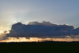 Dunkle Wolken hinter Thesinge 2 von Erik Buitenhuis