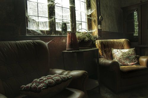 Een verlaten huiskamer in een verlaten huis