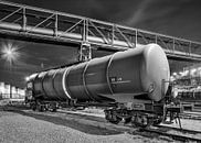 Trein wagon met pijplijn viaduct bij night_1 van Tony Vingerhoets thumbnail