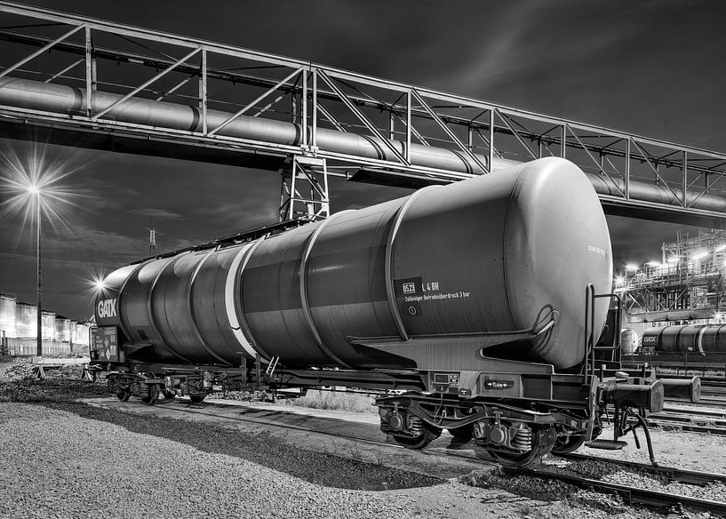 wagon de train avec passage supérieur de pipeline à night_1 par Tony Vingerhoets