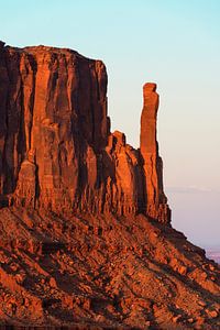 Amerikaans Westen - West Mitten Butte bij zonsondergang