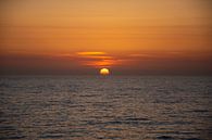 De zon verdwijnt bijna achter de horizon van Petra van Teeffelen thumbnail