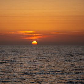 Die Sonne verschwindet fast hinter dem Horizont von Petra van Teeffelen