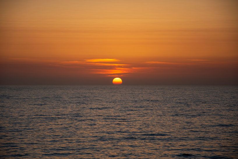 De zon verdwijnt bijna achter de horizon van Petra van Teeffelen