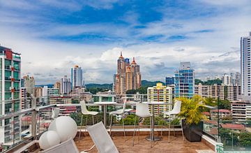 Uitzicht vanaf het dakterras van een hotel over Panama City. van Jan Schneckenhaus