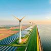 Windturbines en zonnepanelen aan de oever van het IJsselmeer van Sjoerd van der Wal Fotografie
