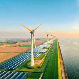 Windkraftanlagen und Sonnenkollektoren am Seeufer von Sjoerd van der Wal Fotografie