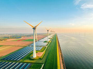 Éoliennes et panneaux solaires au bord d'un lac