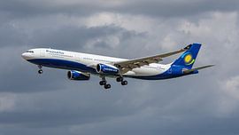 RwandAir Airbus A330-300 passagiersvliegtuig. van Jaap van den Berg