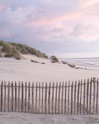 Rosa Abendhimmel über den Dünen an der Nordsee