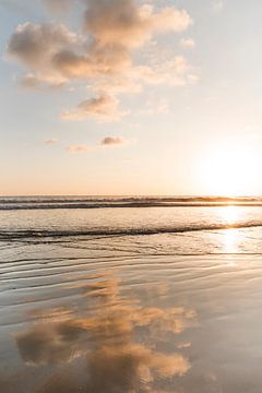 Zonsondergang Weerspiegeld in het Natte Strand