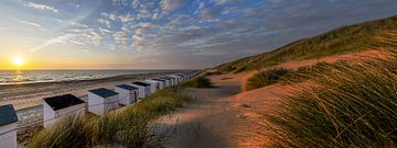Texel Paal 15 strandhuisjes zonsondergang van Texel360Fotografie Richard Heerschap