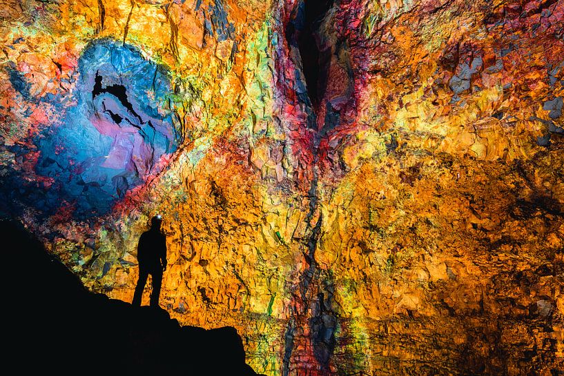 Homme dans une chambre de lave / chambre magmatique d'un volcan en Islande par Martijn Smeets