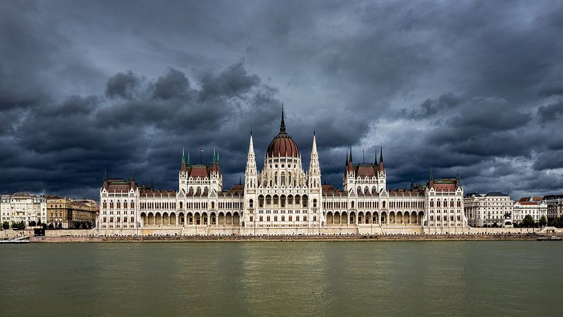 Das ungarische Parlament in Budapest an der Donau von Roland Brack
