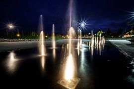 City fountain during blue hour by Fotografiecor .nl