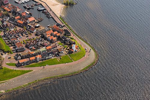 Luchtfoto van het voormalige eiland Urk aan de IJsselmeerkust