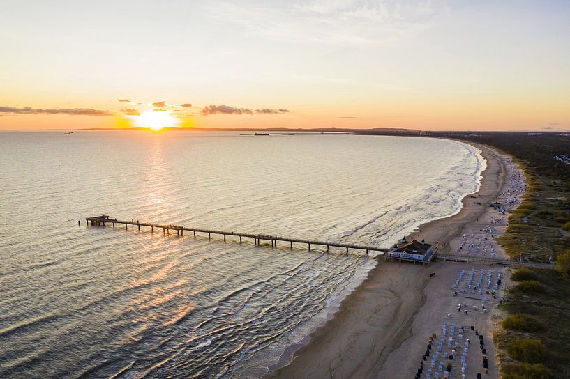 Seebrücke in Ahlbeck auf der Insel Usedom bei Sonnenaufgang von Werner Dieterich