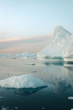 IJsschotsen in de zee | reisfotografie print | Ilulissat Groenland van Kimberley Jekel