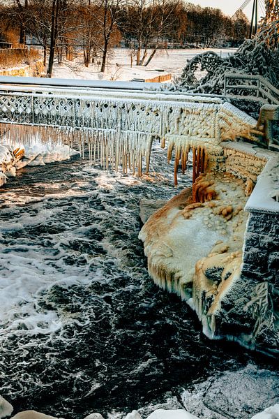 Bevroren Brug &amp; Stromend Water – Winterlandschap Fotografie van Brave Toaster Photos