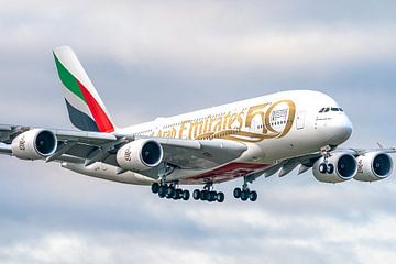 Emirates Airbus A380 in der Bemalung zum 50-jährigen Jubiläum der Vereinigten Arabischen Emirate. von Jaap van den Berg