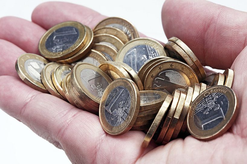 Viele Euromünzen in einer Hand von Frank Herrmann