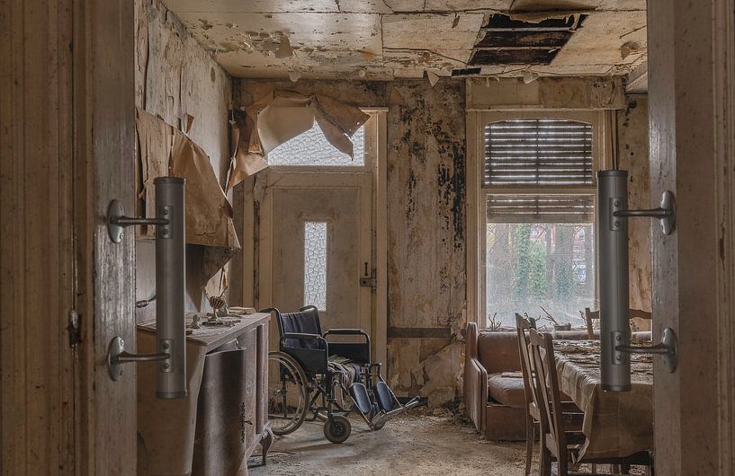 Woonkamer in een oude verlaten woning van John Noppen op behang en meer