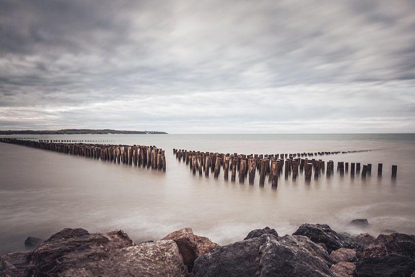 Lange Freilegung der Opalküste am Cap Griz Nez mit Muschelpfählen im Wasser von Daan Duvillier | Dsquared Photography