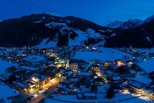 Hollersbach bei Nacht im Winter Luftaufnahme