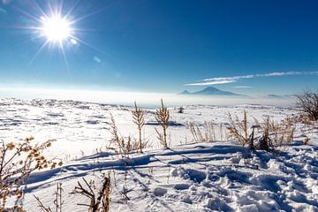 Armeens sneeuwlandschap van Gerard van den Akker