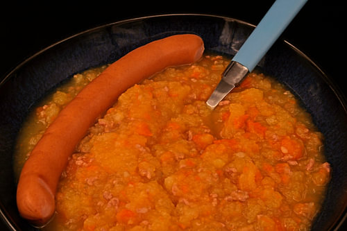 Huisgemaakte verse aardappelsoep met Weense worstjes