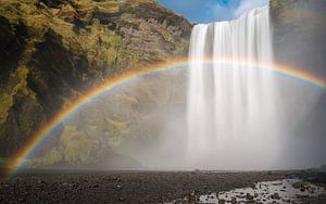 Skogafoss begleitet von einem Regenbogen