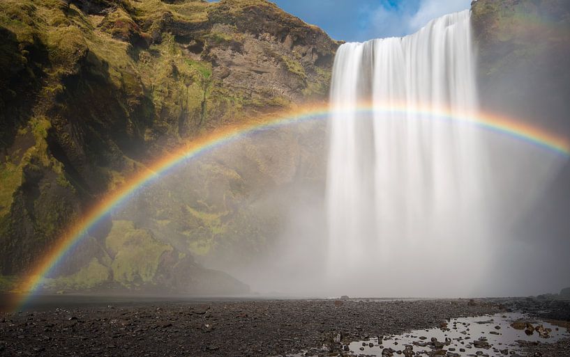 Skogafoss begleitet von einem Regenbogen von Gerry van Roosmalen