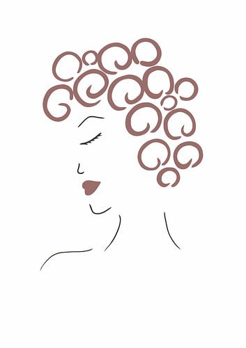 Vrouw met korte koperkleurige krullen