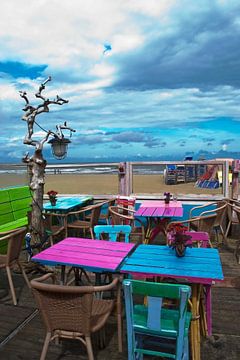 Foto van een strandpaviljoen in Scheveningen. van Therese Brals