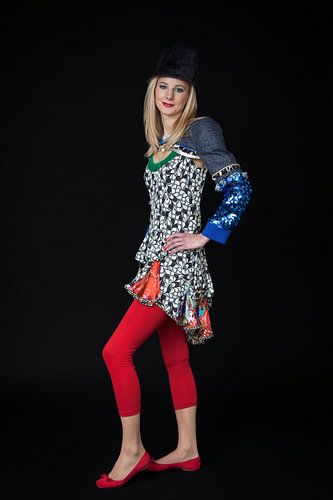 Jongere in moderne klederdracht