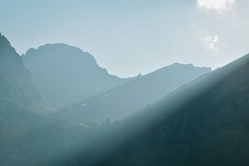 Zonnestralen in de Alpen van Jisca Lucia