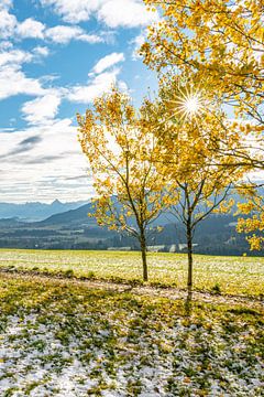 goldene Herbstliche Aussicht über dem Ostallgäu von Leo Schindzielorz